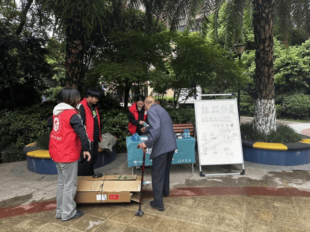 大足區(qū)城市管理局開展"舊物新生·環(huán)保同行"再生資源回收日主題活動:再生資源回收
